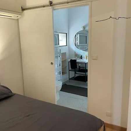 Pointe Rouge: Petit Cocon Entre Et Colline Apartment